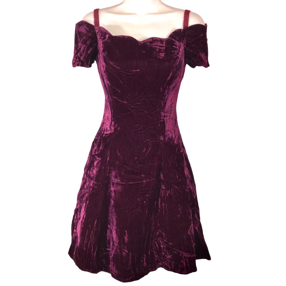 Vintage 1990’s GORGEOUS Velvet Cocktail Dress 😍